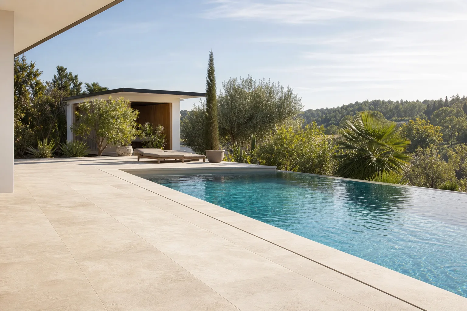 Carrelage extérieur et margelles autour d’une piscine